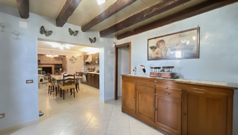 Scopri questa incantevole casa a costata situata nel cuore di Villadose, nella tranquilla e ricer...