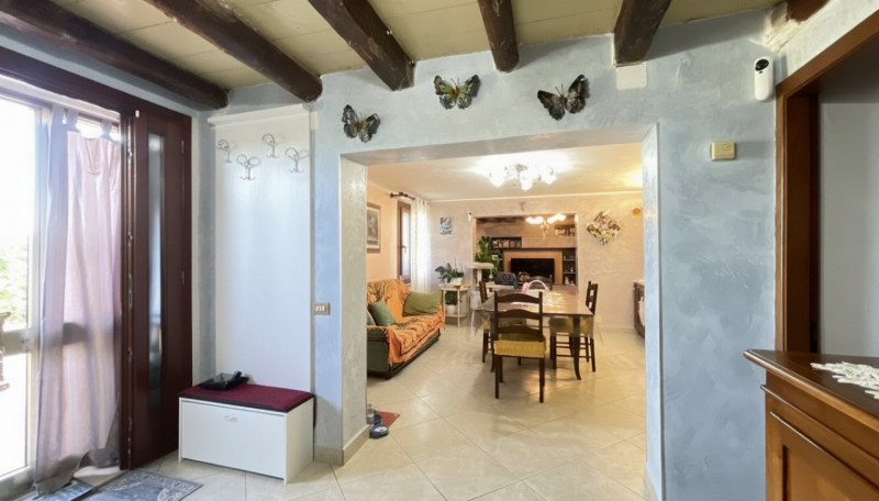 Scopri questa incantevole casa a costata situata nel cuore di Villadose, nella tranquilla e ricer...
