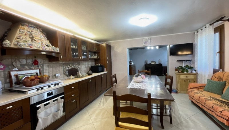 Scopri questa incantevole casa a costata situata nel cuore di Villadose, nella tranquilla e ricer...