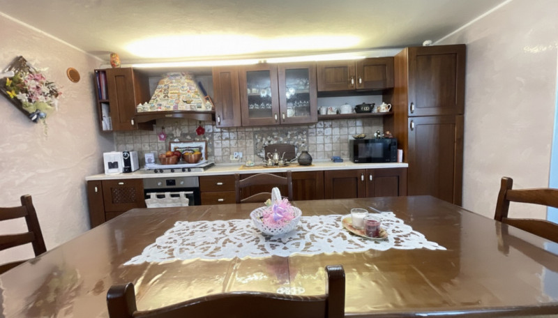 Scopri questa incantevole casa a costata situata nel cuore di Villadose, nella tranquilla e ricer...