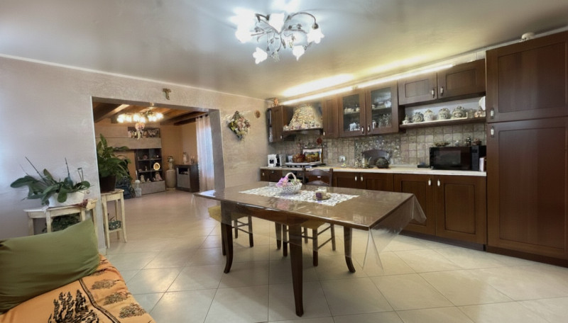 Scopri questa incantevole casa a costata situata nel cuore di Villadose, nella tranquilla e ricer...