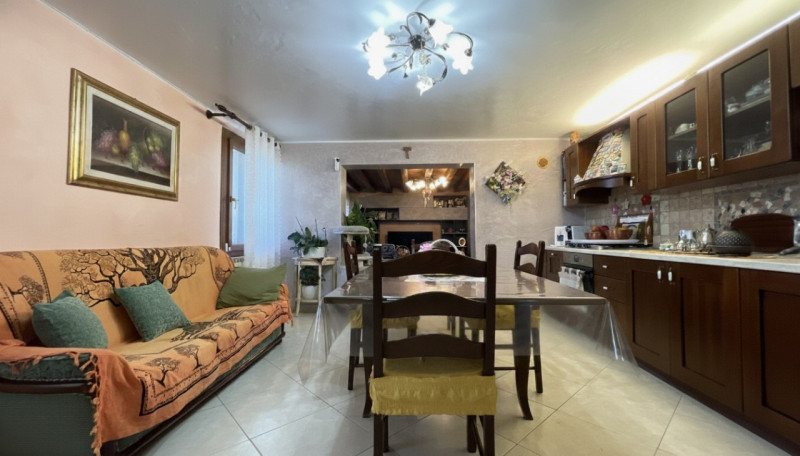 Scopri questa incantevole casa a costata situata nel cuore di Villadose, nella tranquilla e ricer...