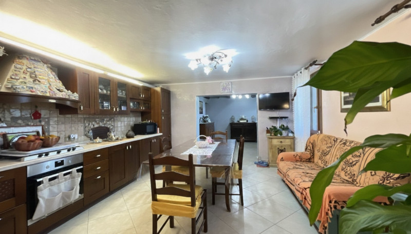 Scopri questa incantevole casa a costata situata nel cuore di Villadose, nella tranquilla e ricer...