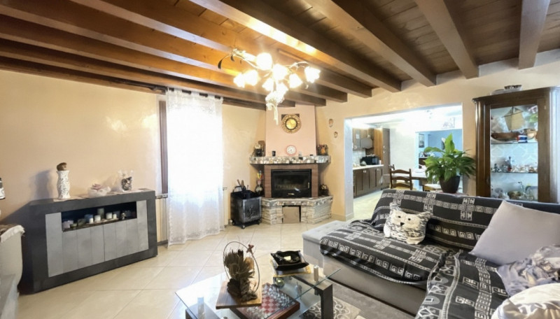 Scopri questa incantevole casa a costata situata nel cuore di Villadose, nella tranquilla e ricer...