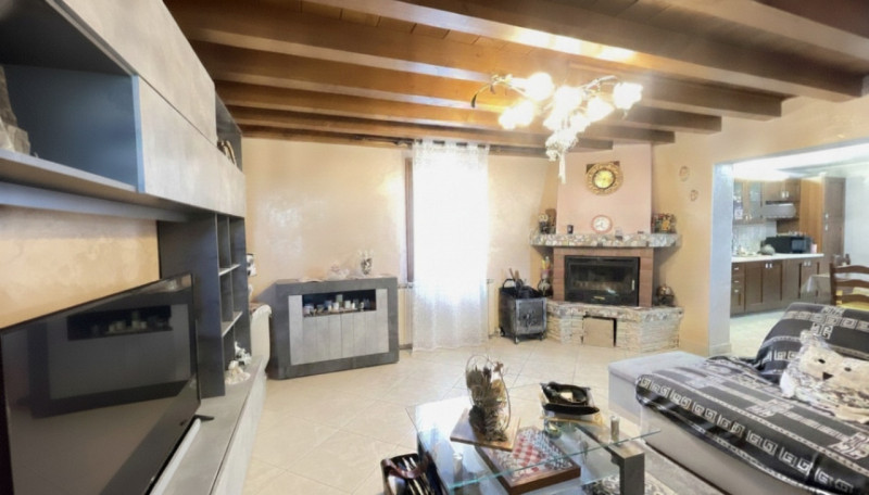 Scopri questa incantevole casa a costata situata nel cuore di Villadose, nella tranquilla e ricer...