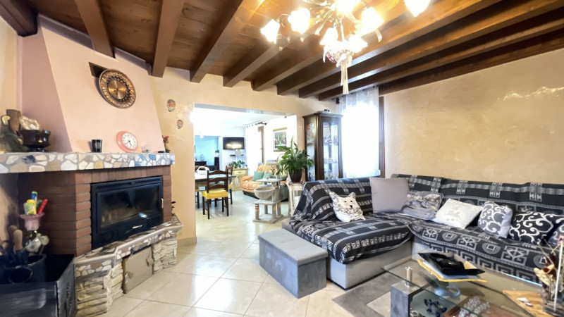 Scopri questa incantevole casa a costata situata nel cuore di Villadose, nella tranquilla e ricer...