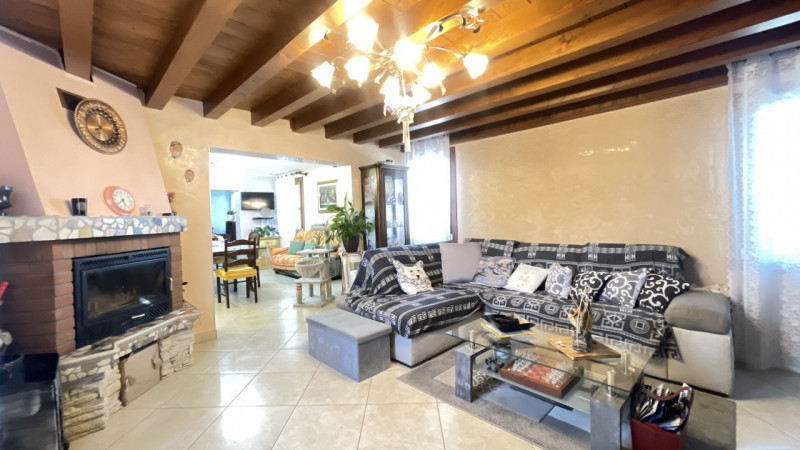 Scopri questa incantevole casa a costata situata nel cuore di Villadose, nella tranquilla e ricer...