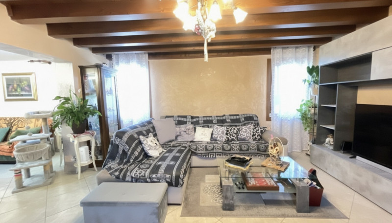 Scopri questa incantevole casa a costata situata nel cuore di Villadose, nella tranquilla e ricer...