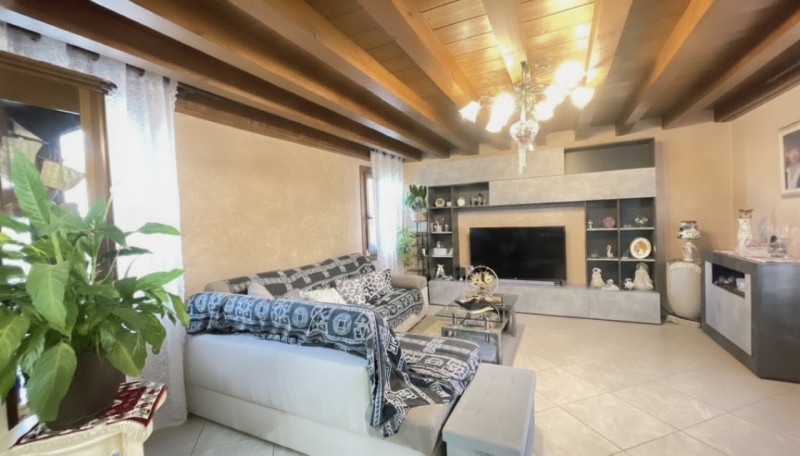 Scopri questa incantevole casa a costata situata nel cuore di Villadose, nella tranquilla e ricer...