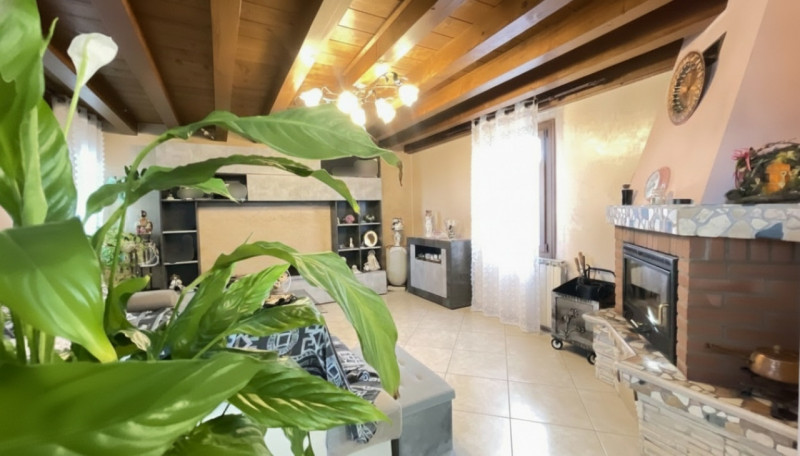 Scopri questa incantevole casa a costata situata nel cuore di Villadose, nella tranquilla e ricer...