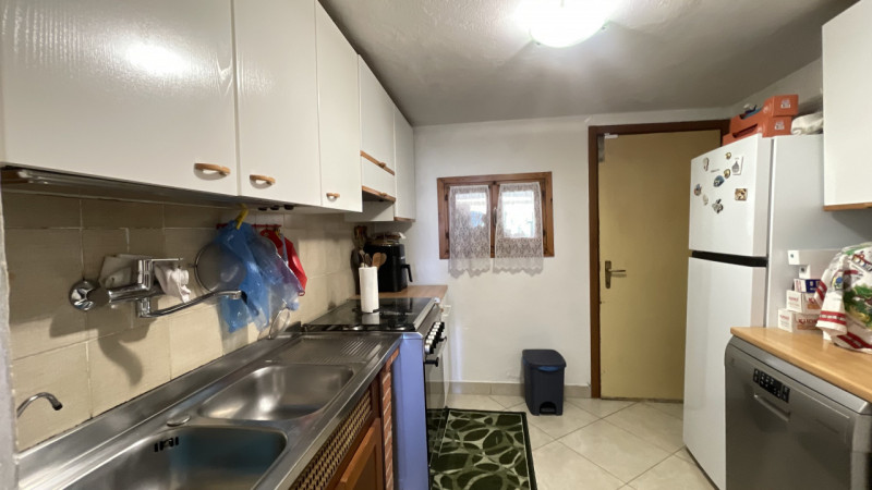Scopri questa incantevole casa a costata situata nel cuore di Villadose, nella tranquilla e ricer...
