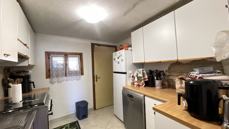 Scopri questa incantevole casa a costata situata nel cuore di Villadose, nella tranquilla e ricer...