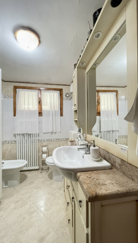 Scopri questa incantevole casa a costata situata nel cuore di Villadose, nella tranquilla e ricer...