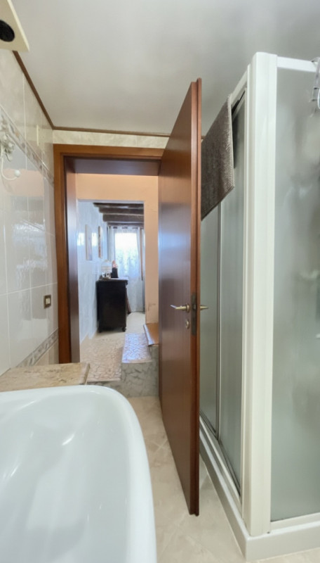 Scopri questa incantevole casa a costata situata nel cuore di Villadose, nella tranquilla e ricer...