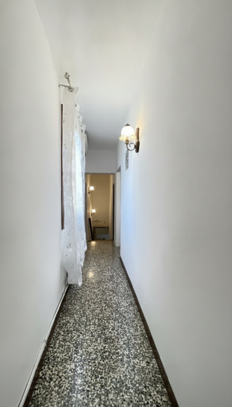 Scopri questa incantevole casa a costata situata nel cuore di Villadose, nella tranquilla e ricer...