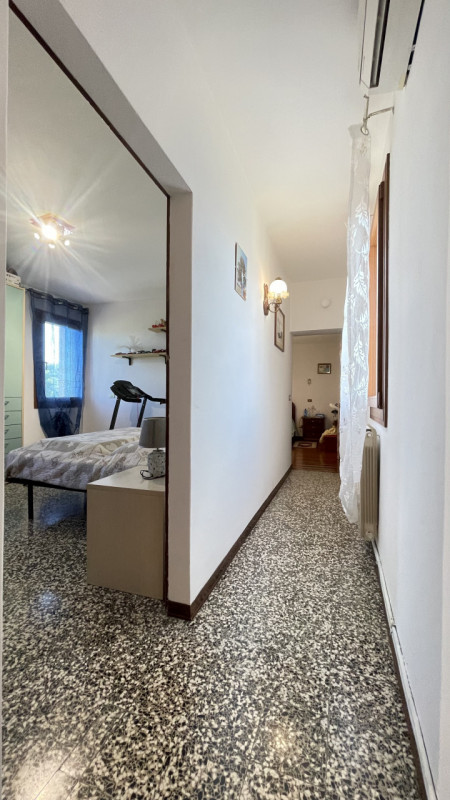 Scopri questa incantevole casa a costata situata nel cuore di Villadose, nella tranquilla e ricer...