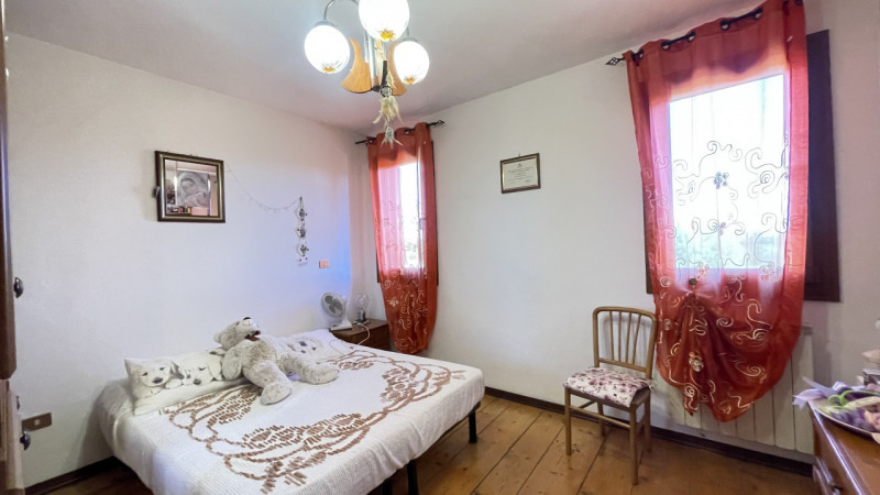 Scopri questa incantevole casa a costata situata nel cuore di Villadose, nella tranquilla e ricer...