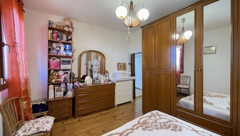 Scopri questa incantevole casa a costata situata nel cuore di Villadose, nella tranquilla e ricer...