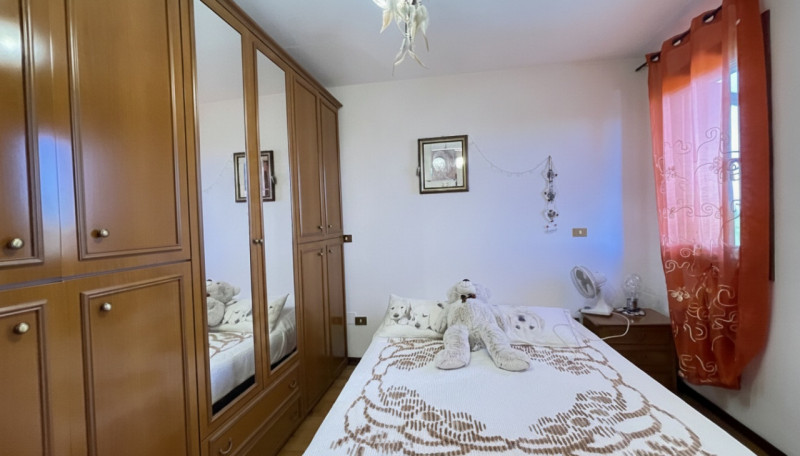 Scopri questa incantevole casa a costata situata nel cuore di Villadose, nella tranquilla e ricer...