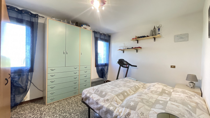 Scopri questa incantevole casa a costata situata nel cuore di Villadose, nella tranquilla e ricer...