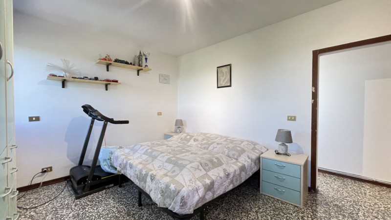Scopri questa incantevole casa a costata situata nel cuore di Villadose, nella tranquilla e ricer...