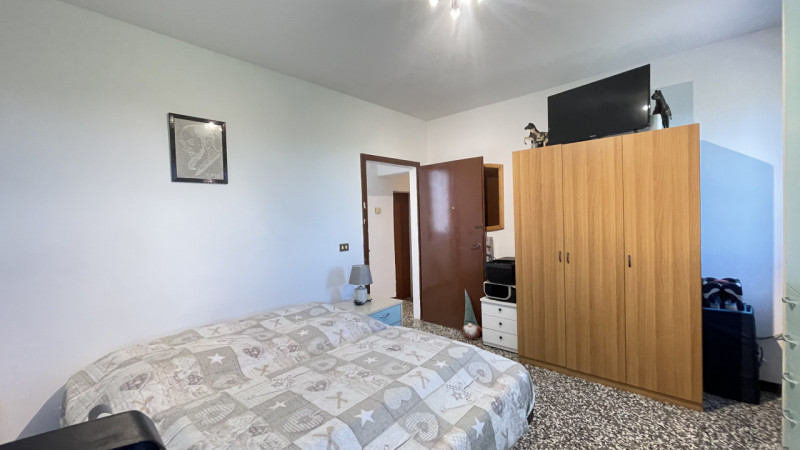 Scopri questa incantevole casa a costata situata nel cuore di Villadose, nella tranquilla e ricer...