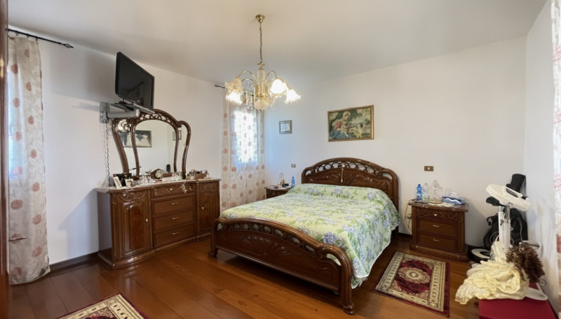 Scopri questa incantevole casa a costata situata nel cuore di Villadose, nella tranquilla e ricer...