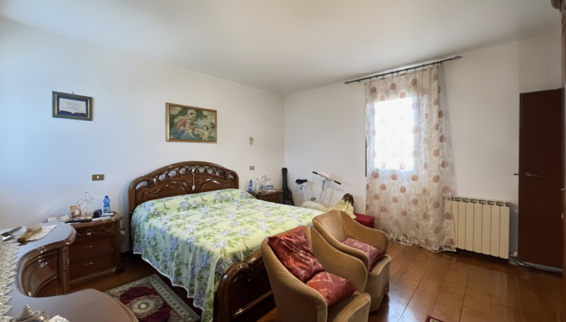 Scopri questa incantevole casa a costata situata nel cuore di Villadose, nella tranquilla e ricer...