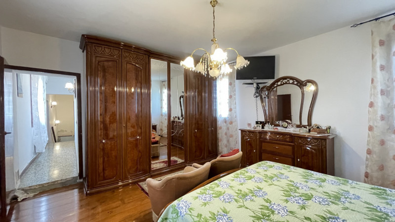 Scopri questa incantevole casa a costata situata nel cuore di Villadose, nella tranquilla e ricer...