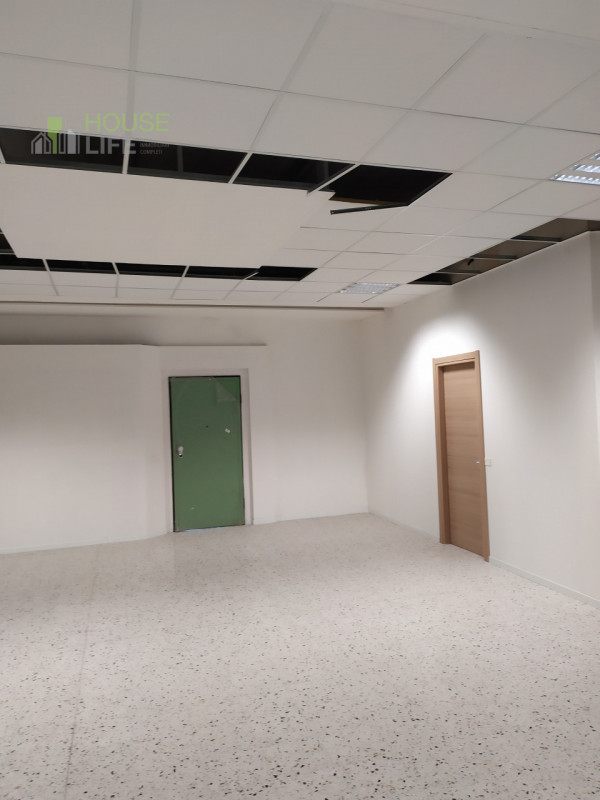 THIENE - ZONA INDUSTRIALE: VENDESI UFFICIO open-space in posizione strategica con posti auto rise...