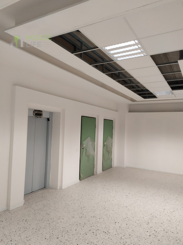 THIENE - ZONA INDUSTRIALE: VENDESI UFFICIO open-space in posizione strategica con posti auto rise...