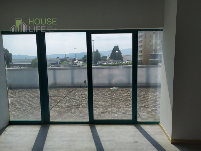 THIENE - ZONA INDUSTRIALE: VENDESI UFFICIO open-space in posizione strategica con posti auto rise...