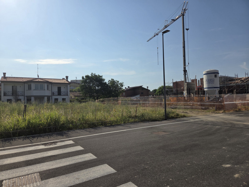 Proponiamo in vendita un esclusivo lotto di terreno edificabile residenziale di 660 mq situato ne...