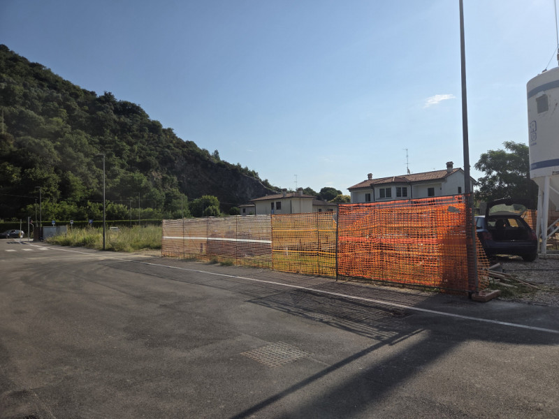 Proponiamo in vendita un esclusivo lotto di terreno edificabile residenziale di 660 mq situato ne...