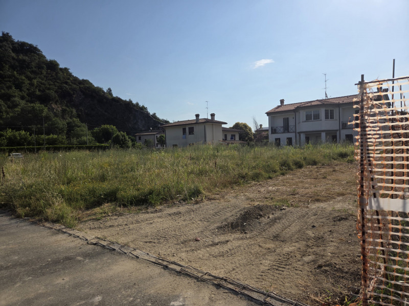 Proponiamo in vendita un esclusivo lotto di terreno edificabile residenziale di 660 mq situato ne...
