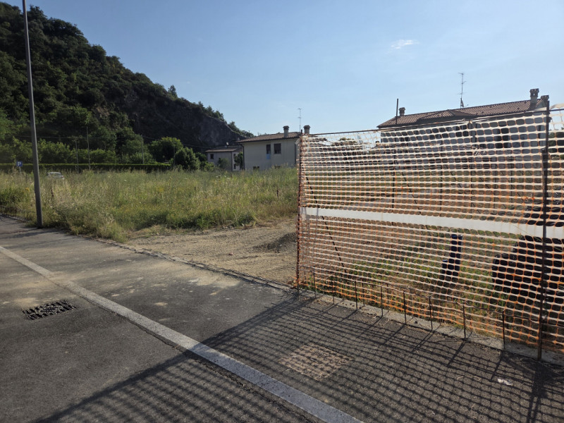 Proponiamo in vendita un esclusivo lotto di terreno edificabile residenziale di 660 mq situato ne...