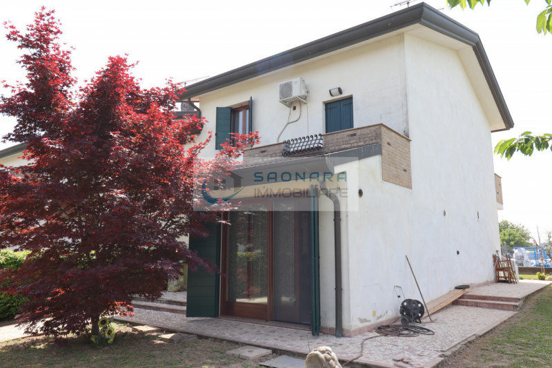 LEGNARO: porzione di trifamiliare di testa su due livelli con ampio scoperto composta da ingresso...