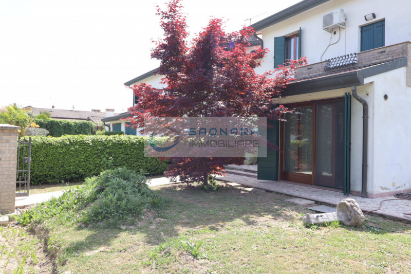 LEGNARO: porzione di trifamiliare di testa su due livelli con ampio scoperto composta da ingresso...
