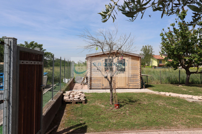 LEGNARO: porzione di trifamiliare di testa su due livelli con ampio scoperto composta da ingresso...