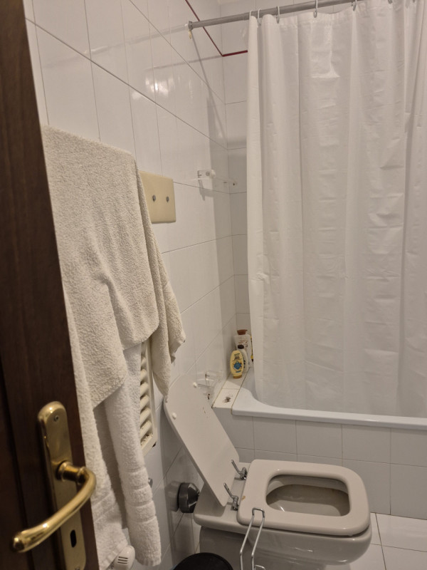ISTITUTI: vendiamo appartamento composto da ingresso, soggiorno, cucinino, 2 camere (matrimoniale...