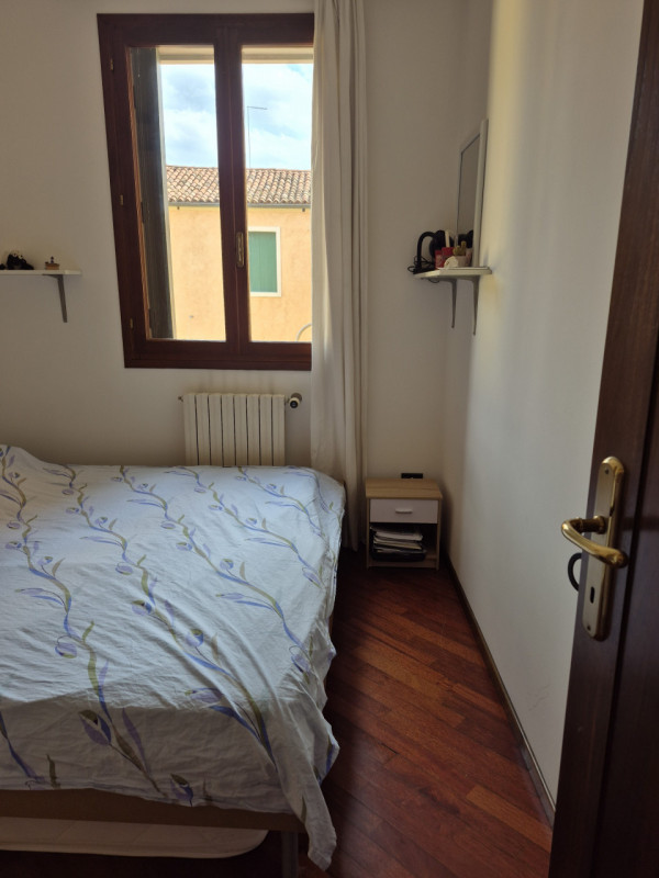 ISTITUTI: vendiamo appartamento composto da ingresso, soggiorno, cucinino, 2 camere (matrimoniale...
