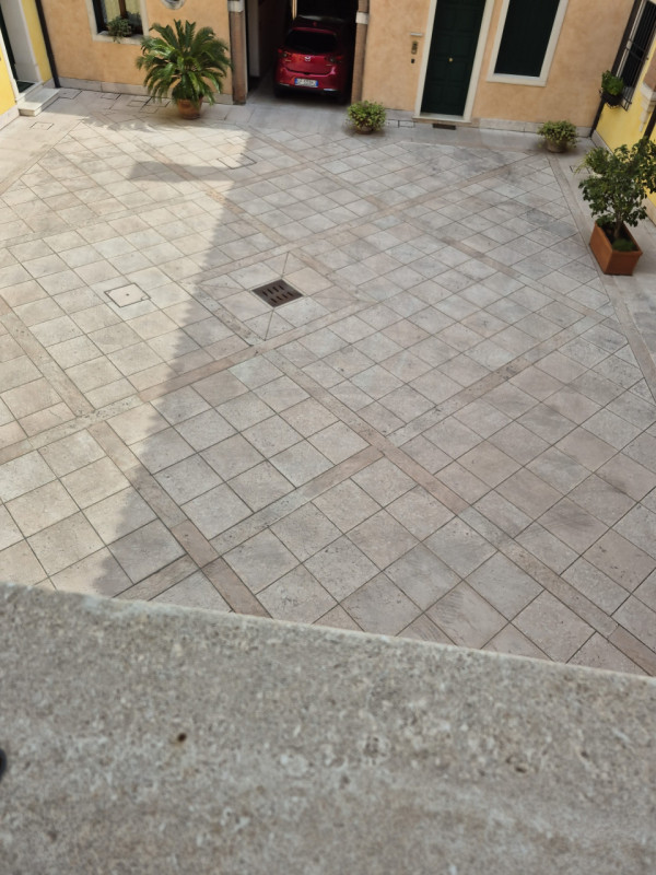 ISTITUTI: vendiamo appartamento composto da ingresso, soggiorno, cucinino, 2 camere (matrimoniale...