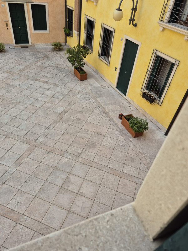 ISTITUTI: vendiamo appartamento composto da ingresso, soggiorno, cucinino, 2 camere (matrimoniale...