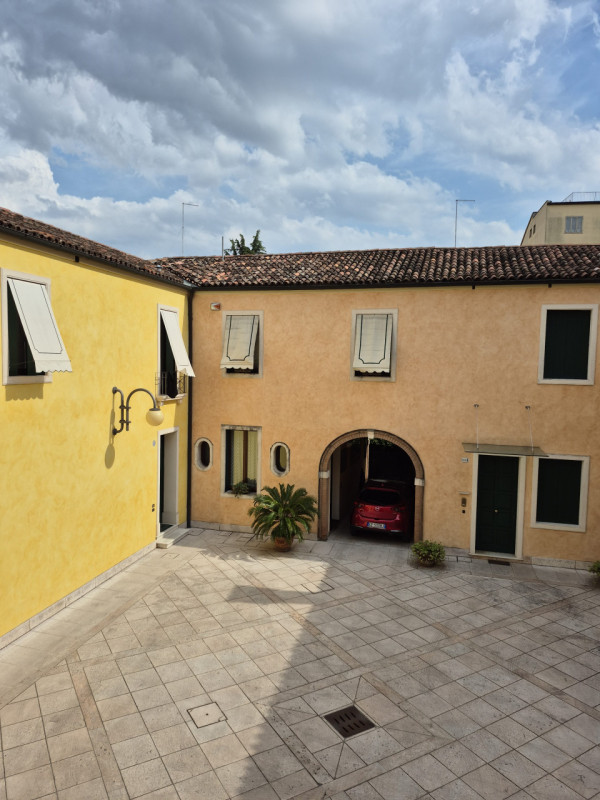 ISTITUTI: vendiamo appartamento composto da ingresso, soggiorno, cucinino, 2 camere (matrimoniale...