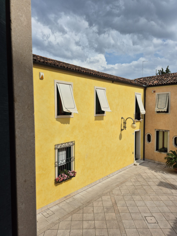 ISTITUTI: vendiamo appartamento composto da ingresso, soggiorno, cucinino, 2 camere (matrimoniale...