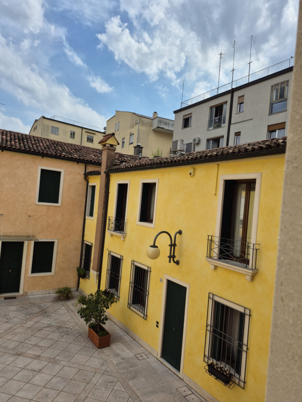 ISTITUTI: vendiamo appartamento composto da ingresso, soggiorno, cucinino, 2 camere (matrimoniale...