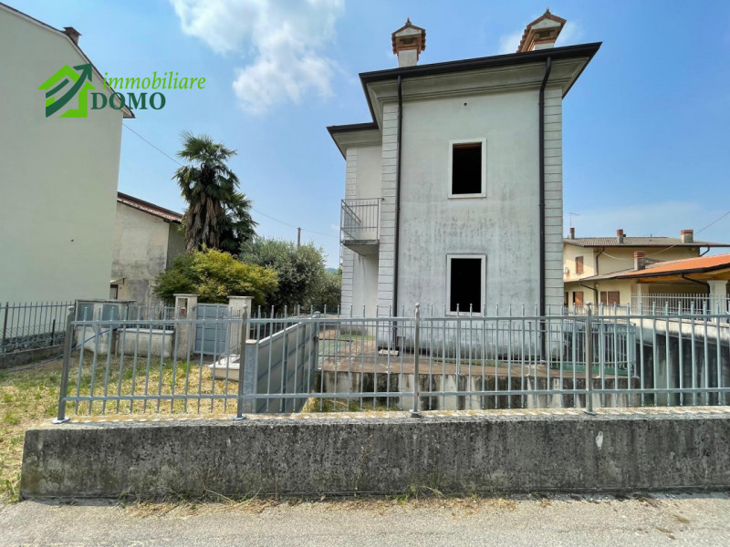 Nel cuore del pittoresco comune di Calvene, proponiamo in vendita una rara opportunità: casa sing...