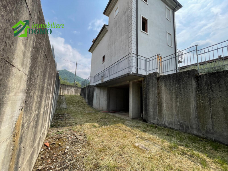 Nel cuore del pittoresco comune di Calvene, proponiamo in vendita una rara opportunità: casa sing...