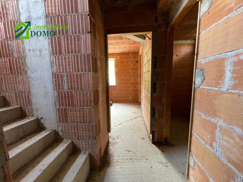 Nel cuore del pittoresco comune di Calvene, proponiamo in vendita una rara opportunità: casa sing...