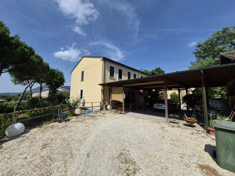 Vo' (PD), nella splendida Frazione di Boccon con piacevole vista panoramica, proponiamo in Vendit...